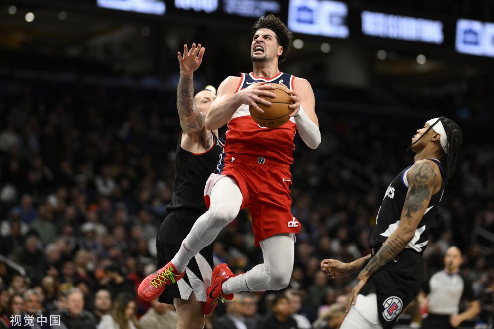 更是对他多 更是对他多